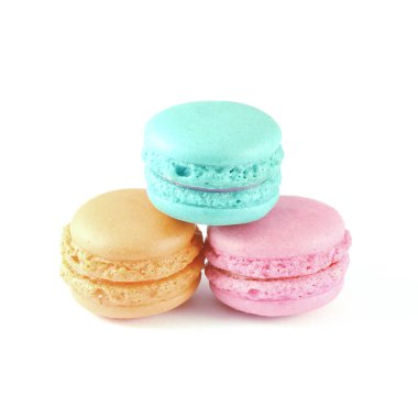 Beyaz arkaplanda renkli makaron