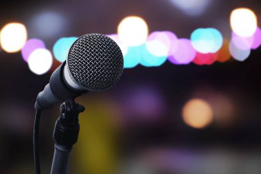 Konserde mikrofonu kapat