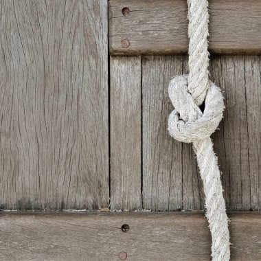 halat düğümü ve ahşap zemin