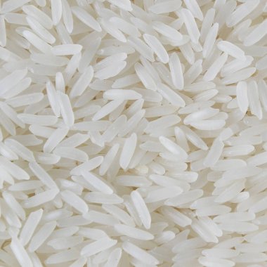 Çiğ pirinç tanelerini kapatın.