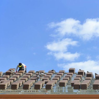 Çatı, çatı kiremitleri ile yapım aşamasında.