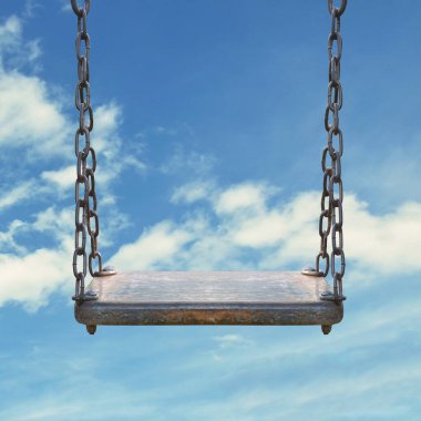 Mavi gökyüzü ile ahşap salıncak