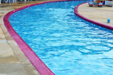 Yüzme havuzunun kıvrımlı tarafı