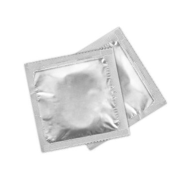 Beyaz arkaplanda izole edilmiş prezervatif