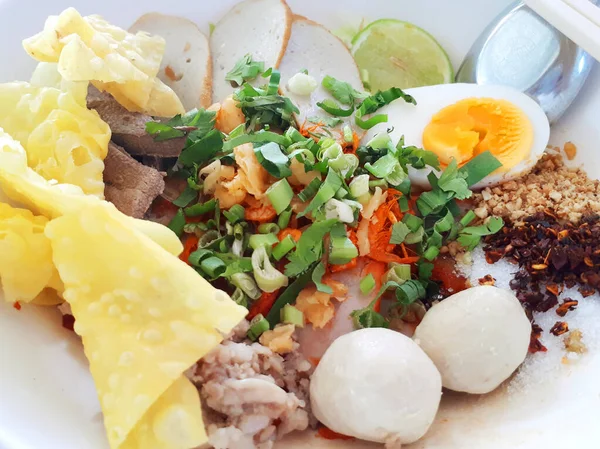 Zbliżenie Tajski Pikantny Makaron Gotowanym Jajkiem — Zdjęcie stockowe