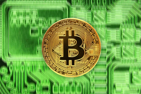 Yeşil devre arkaplanındaki bitcoin
