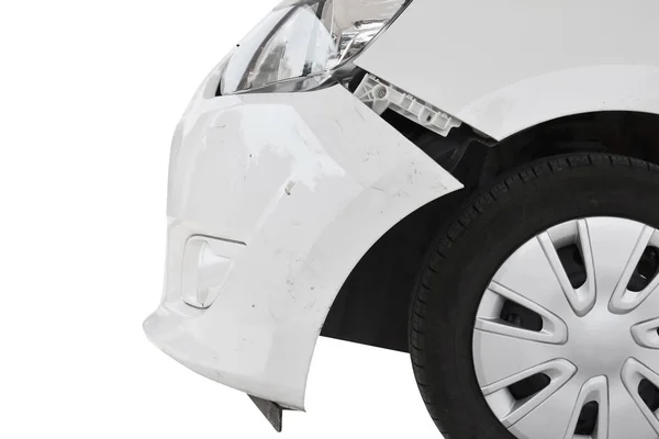 çarpışan araba beyaz üzerine izole edildi