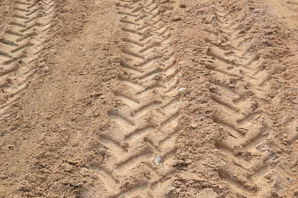 Topraktaki tekerlek izleri.