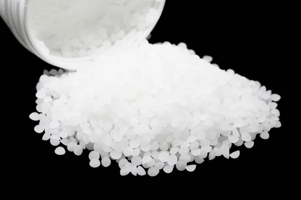 Siyah arkaplanda izole edilmiş beyaz kozmetik balmumu