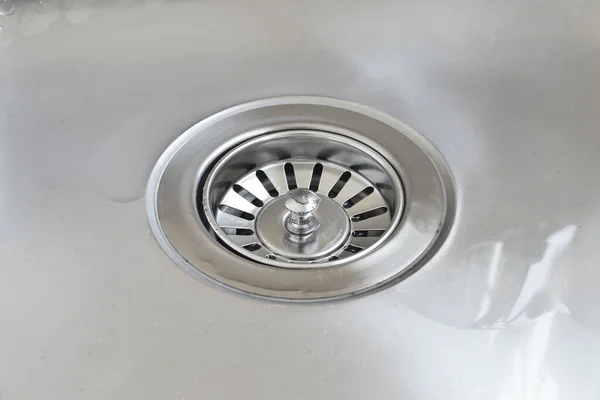 Su, mutfak lavabosundan aşağı akıyor.