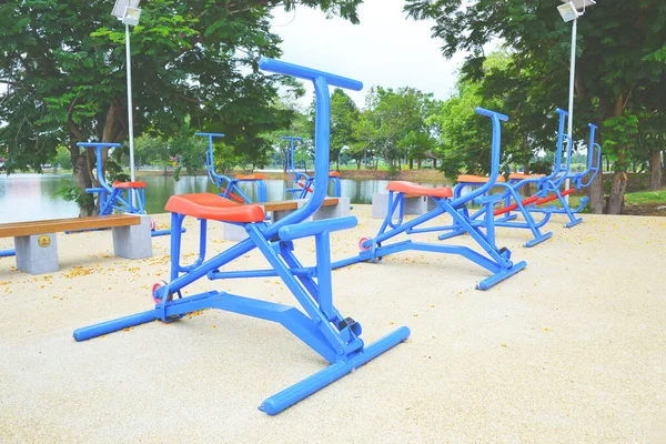 Kamu parkında egzersiz makinesi