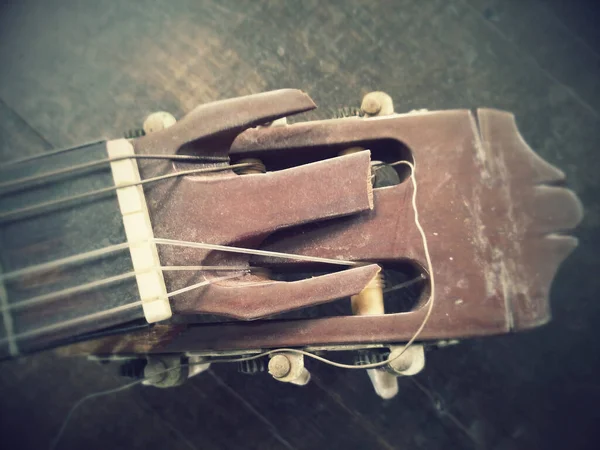 Kırık gitarın makine boynunu kapat