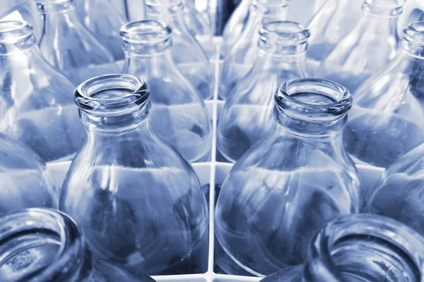 Plastik sandıkta cam şişeler