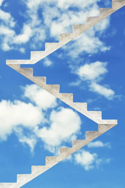 Mavi gökyüzüne giden beton merdivenler, cennete giden merdivenler.