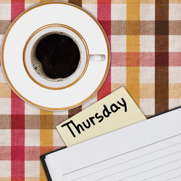 Piknik masasında defter ve kahve.