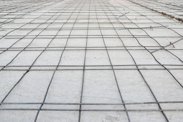 预制件混凝土地板上的钢结构格栅 可随时装填混凝土 — 图库照片