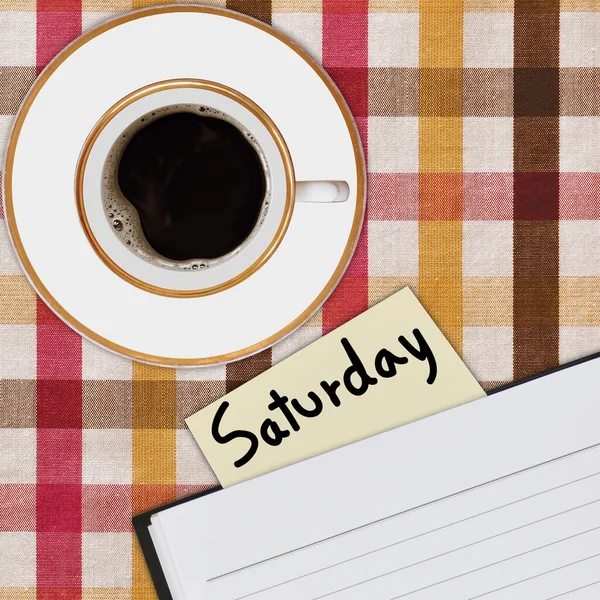 Piknik masasında defter ve kahve.