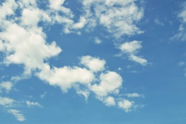 Mavi gökyüzündeki bulutlar