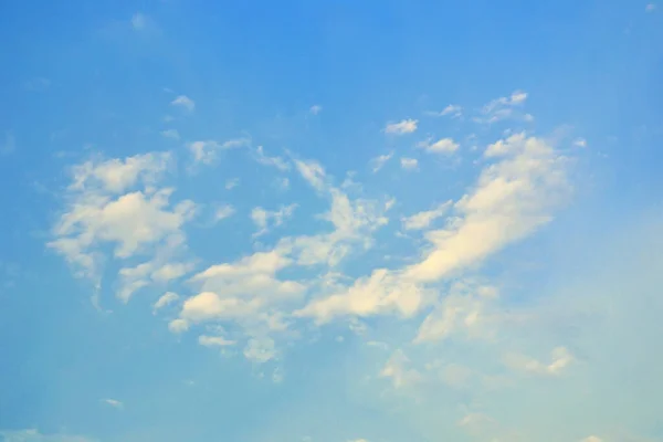 Mavi gökyüzündeki bulutlar