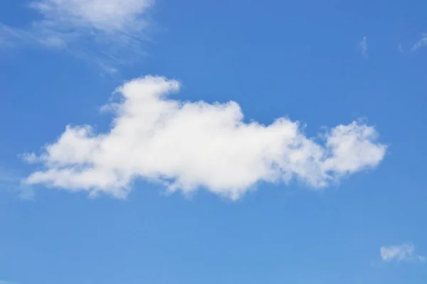 Chmury Błękitnym Niebie — Zdjęcie stockowe