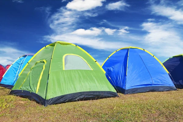 Camping Górze Niebieskim Tle Nieba — Zdjęcie stockowe