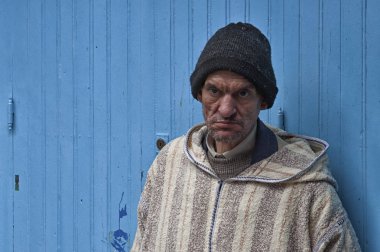 Chefchaouen, Fas - 19 Şubat 2017: Chefchaouen'in mavi medinesinde kimliği belirsiz adam