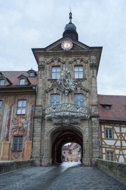 Regnitz Nehri, Bavyera üzerinde iki köprü ile Bamberg şehirde adada eski Town Hall (Altes Rathaus) pitoresk görünümü. Bamberg