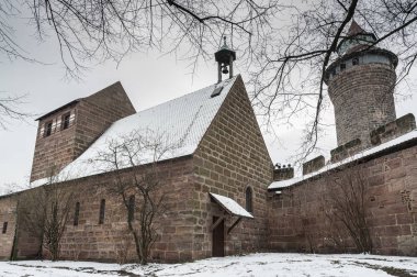 Nürnberg İmparatorluk Kalesi (Keiserburg) ve Kutsal Roma İmparatorluğu'ndan Sinnwell kulesi - şehrin ana turistik ve Nürnberg sembolü - Almanya