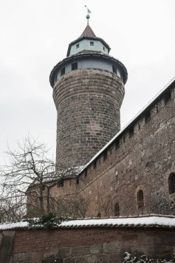 Nürnberg İmparatorluk Kalesi (Keiserburg) ve Kutsal Roma İmparatorluğu'ndan Sinnwell kulesi - şehrin ana turistik ve Nürnberg sembolü - Almanya