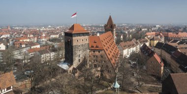 Şehrin ana turistik mekanlarından ve Nürnberg sembolü olan Kutsal Roma İmparatorluğu'ndan Nürnberg İmparatorluk Kalesi'nden (Keiserburg) manzara - Almanya