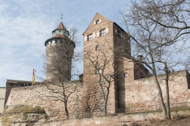 Nürnberg İmparatorluk Kalesi (Keiserburg) ve Kutsal Roma İmparatorluğu'ndan Sinnwell kulesi - şehrin ana turistik ve Nürnberg sembolü - Almanya