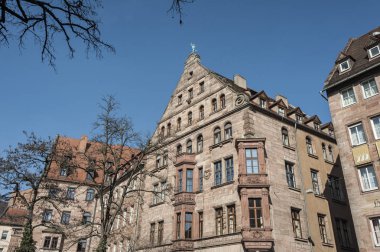 Nürnberg, Bavyera tarihi merkezinde pitoresk caddelerinden birinde yarı ahşap evler - Almanya 