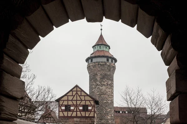Nürnberg İmparatorluk Kalesi (Keiserburg) ve Kutsal Roma İmparatorluğu'ndan Sinnwell kulesi - şehrin ana turistik ve Nürnberg sembolü - Almanya