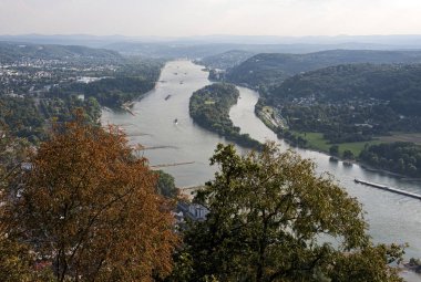 Drachenburg / Drachenfelsen'den Ren Nehri'ne ve Ren Diyarı'na panorama görünümü, Bonn, Almanya, Avrupa