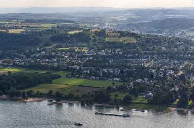 Drachenburg / Drachenfelsen'den Ren Nehri'ne ve Ren Diyarı'na panorama görünümü, Bonn, Almanya, Avrupa