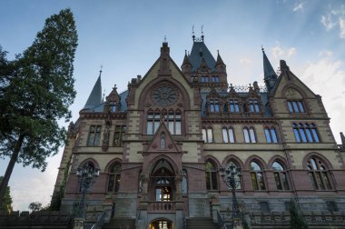 Koenigswinter yakınlarındaki güzel Drachenburg Kalesi, - Bonn, Almanya'da Kuzey Ren-Vestfalya