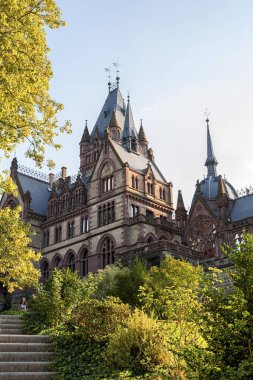 Koenigswinter yakınlarındaki güzel Drachenburg Kalesi, - Bonn, Almanya'da Kuzey Ren-Vestfalya