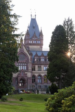 Koenigswinter yakınlarındaki güzel Drachenburg Kalesi, - Bonn, Almanya'da Kuzey Ren-Vestfalya