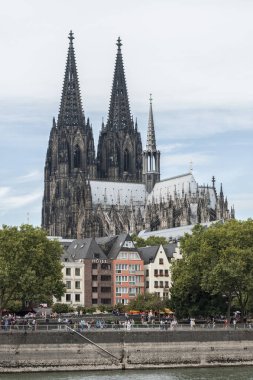 Hohenzollern Köprüsü altında Köln Katedrali Kolner Dom ve Ren nehri görünümü - Köln, Kuzey Ren Vestfalya bölgesi, Almanya