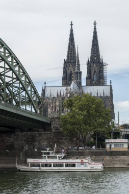 Hohenzollern Köprüsü altında Köln Katedrali Kolner Dom ve Ren nehri görünümü - Köln, Kuzey Ren Vestfalya bölgesi, Almanya