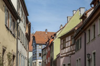 Rothenburg Ob Der Tauber, Almanya - 05 Mart 2018: Avrupa'nın en güzel köylerinden biri olan Orta Çağ kenti Rothenburg ob der Tauber'de tarihi renkli yarı ahşap evler, 