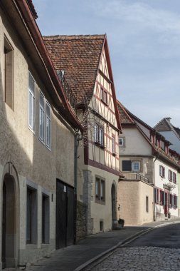 Rothenburg Ob Der Tauber, Almanya - 05 Mart 2018: Avrupa'nın en güzel köylerinden biri olan Orta Çağ kenti Rothenburg ob der Tauber'de tarihi renkli yarı ahşap evler, 
