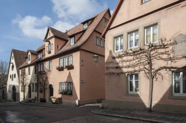 Rothenburg Ob Der Tauber, Almanya - 05 Mart 2018: Avrupa'nın en güzel köylerinden biri olan Orta Çağ kenti Rothenburg ob der Tauber'de tarihi renkli yarı ahşap evler, 