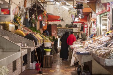 Meknes, Fas - 18 Şubat 2017: Meknes, Fas'taki kapalı pazarda tanımlanamayan satıcılar. Pazar şehrin en önemli konumlar biridir. 