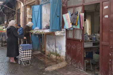 Meknes, Fas - 18 Şubat 2017: Meknes, Fas'taki pazarda tanımlanamayan satıcılar