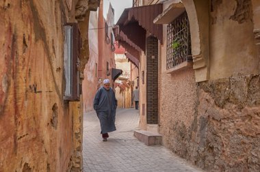 Meknes, Fas - 18 Şubat 2017: Fas'ın Meknes kentinde ki sokakta kimliği belirsiz kişiler yürüyor. Meknes, İmparatorluk'un dört şehrinden biridir.