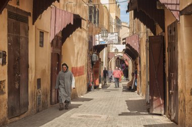 Meknes, Fas - 18 Şubat 2017: Fas'ın Meknes kentinde ki sokakta kimliği belirsiz kişiler yürüyor. Meknes Fas'ın dört İmparatorluk şehrinden biridir.