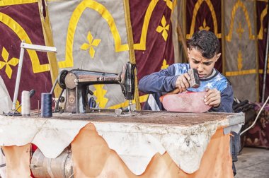 Meknes, Fas - 18 Şubat 2017: Meknes Medine'de sokaklarda genç işçi