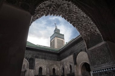 Fez, Fas - 18 Şubat 2017: Fez Medresesi / Fez'deki çarpıcı Medreseleri gösteren resim (Bou Inania Medresesi), Fas