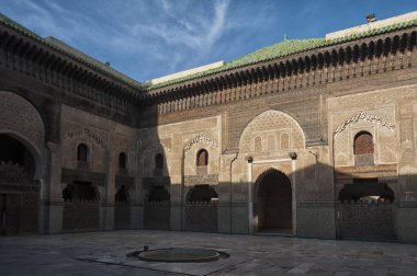 Fez, Fas - 18 Şubat 2017: Fez Medresesi / Fez'deki çarpıcı Medreseleri gösteren resim (Bou Inania Medresesi), Fas